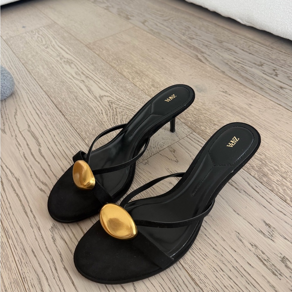 Zara Suede Kitten Heel with Gold detail - Picture 4 of 5